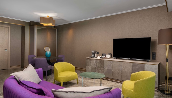 Radisson Blu Hotel, Istanbul Ottomare - Suite Room with Balcony-Sitting Area