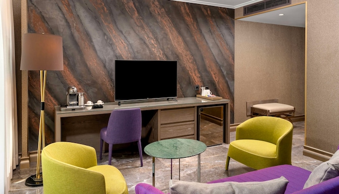 Radisson Blu Hotel, Istanbul Ottomare - Suite Room with Balcony-Sitting Area