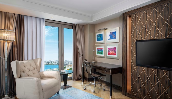 Radisson Blu Hotel, Istanbul Pera - Executive Room Golden Horn View