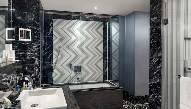Radisson Blu Hotel, Istanbul Pera - Suite bathroom