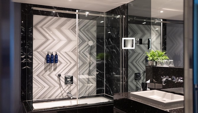 Radisson Blu Hotel, Istanbul Pera - Suite Bathroom
