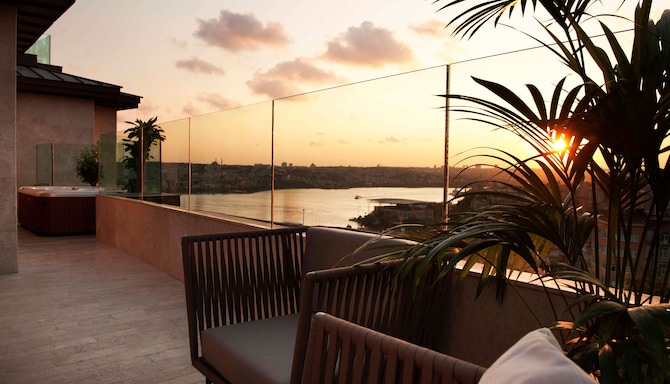 Radisson Blu Hotel, Istanbul Pera - Golden Horn View Suite with terrace