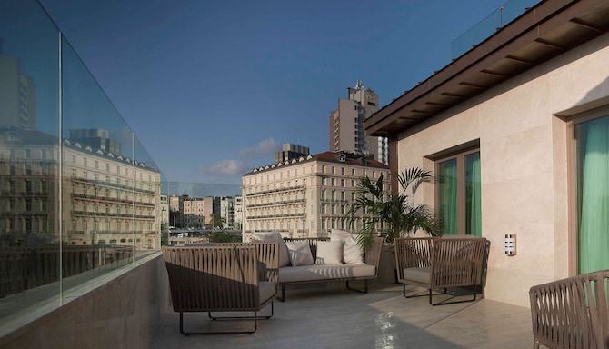 Radisson Blu Hotel, Istanbul Pera - Golden Horn View Suite with terrace
