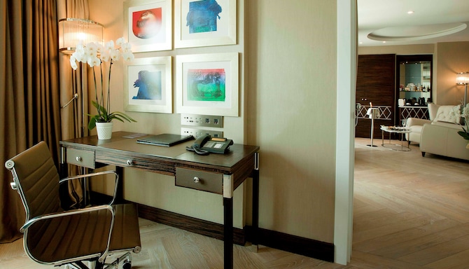 Radisson Blu Hotel, Istanbul Pera - Golden Horn View Suite with terrace