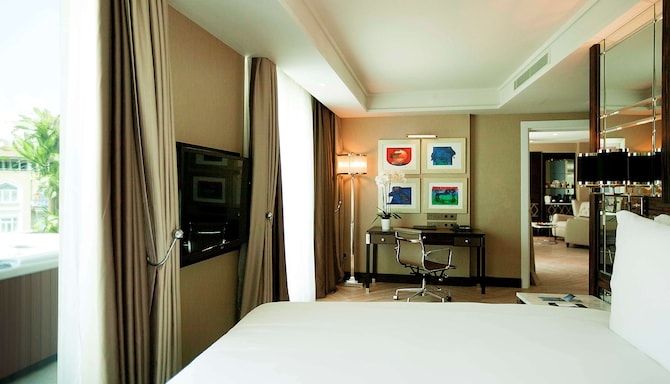 Radisson Blu Hotel, Istanbul Pera - Golden Horn View Suite with terrace