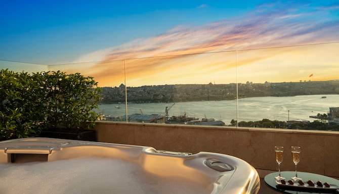 Radisson Blu Hotel, Istanbul Pera - Golden Horn Panoramic Suite