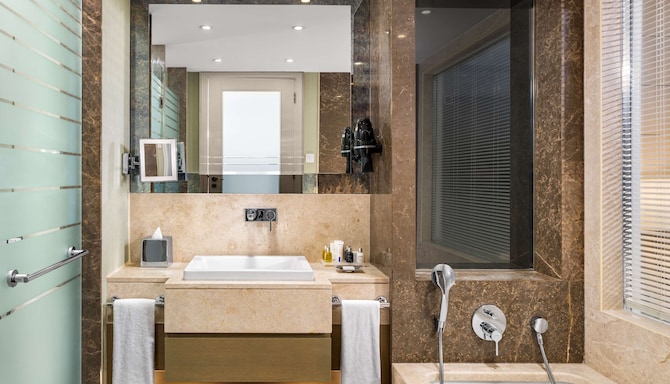 Radisson Blu Hotel, Istanbul Sisli - Guest room bathroom