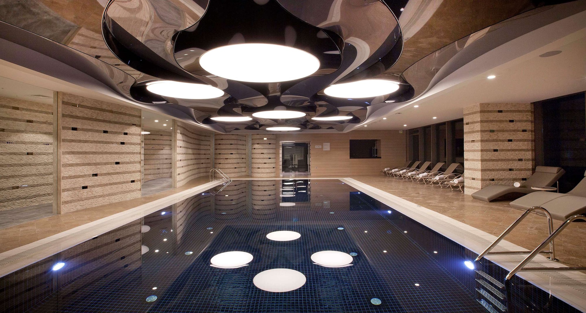 Radisson Blu Hotel, Istanbul Sisli - Indoor swimming pool