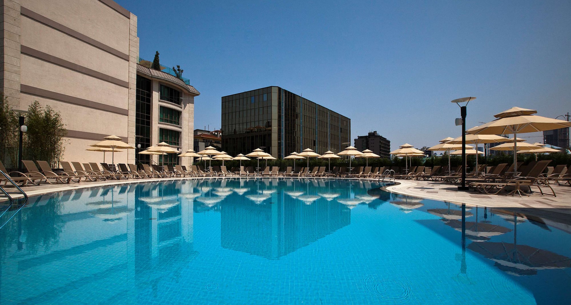 Radisson Blu Hotel, Istanbul Sisli - Outdoor Swimming Pool