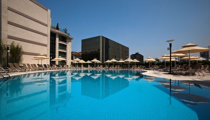 Radisson Blu Hotel, Istanbul Sisli - Outdoor Swimming Pool