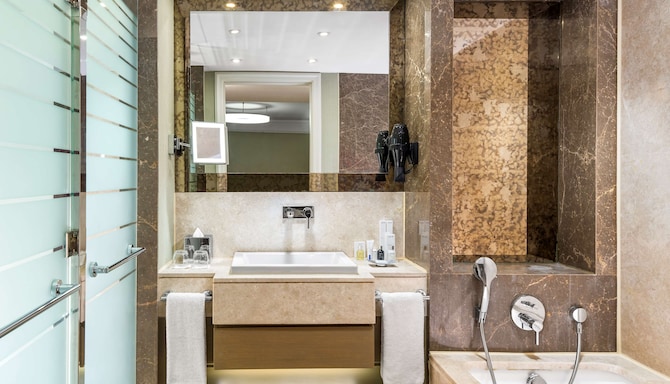 Radisson Blu Hotel, Istanbul Sisli - Superior Suite bathroom