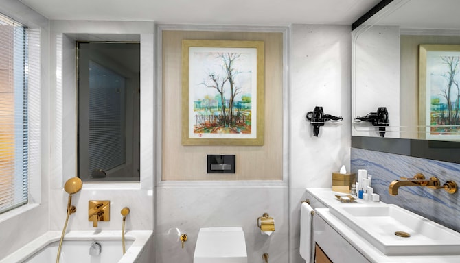 Radisson Blu Hotel, Istanbul Sisli - Presidential Suite bathroom