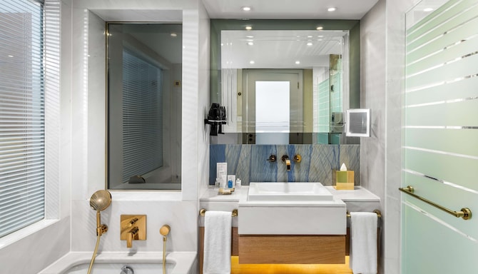 Radisson Blu Hotel, Istanbul Sisli - Presidential Suite bathroom