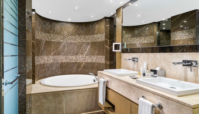 Radisson Blu Hotel, Istanbul Sisli - Panoramic Suite bathroom