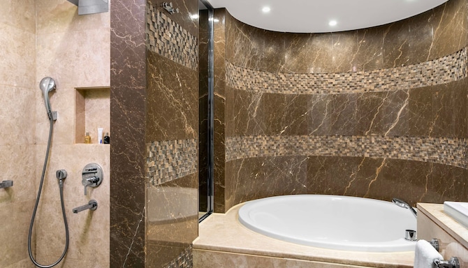 Radisson Blu Hotel, Istanbul Sisli - Panoramic Suite bathroom