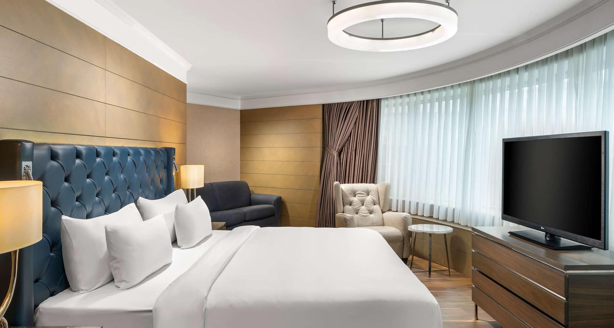 فندق راديسون بلو إسطنبول، شيشلي - جناح بإطلالة بانورامية على المدينة‬ مع إمكانية دخول الردهة