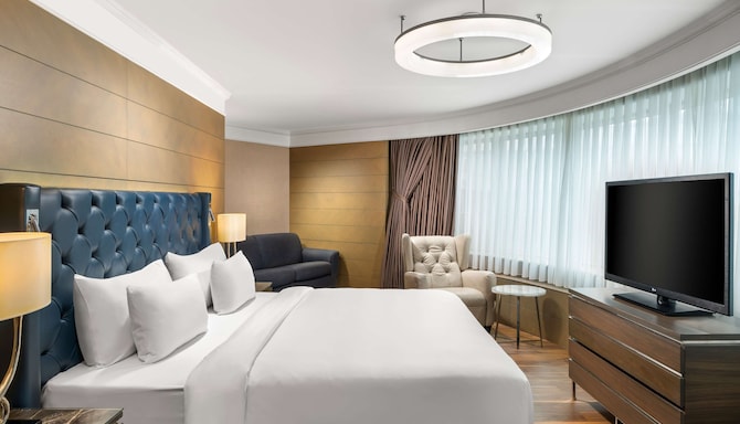 Radisson Blu Hotel, Istanbul Sisli - Panoramic Suite with city view & lounge access