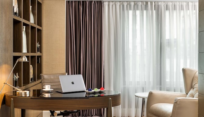 Radisson Blu Hotel, Istanbul Sisli - Superior Suite with kitchenette & lounge access