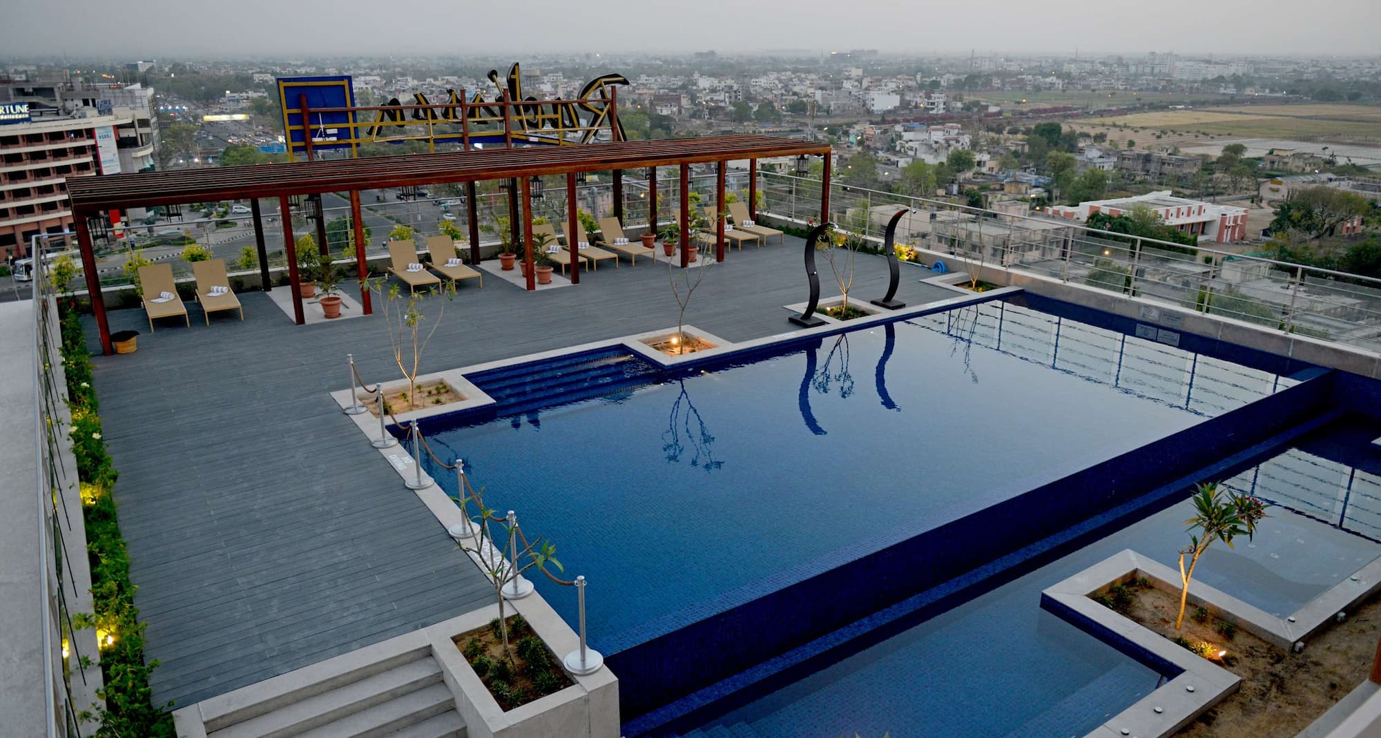 Radisson Blu Jaipur - Pool