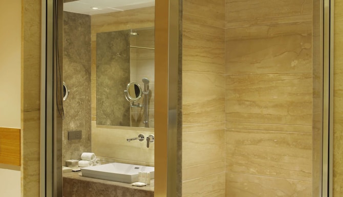 Radisson Blu Hotel, Jammu - Bathroom