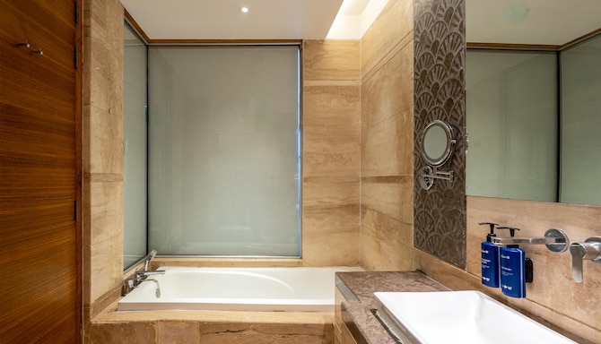 Radisson Blu Hotel, Jammu - Executive Suite Bath