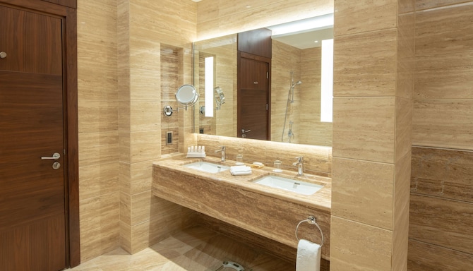 Radisson Blu Hotel, Jeddah Al Salam - Room and Suite bathroom