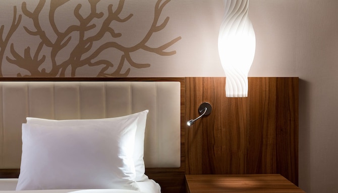 Radisson Blu Hotel, Jeddah Al Salam - Bed Headboard lights
