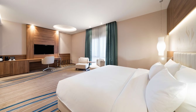 Radisson Blu Hotel, Jeddah Al Salam - Guest Room with Work Desk