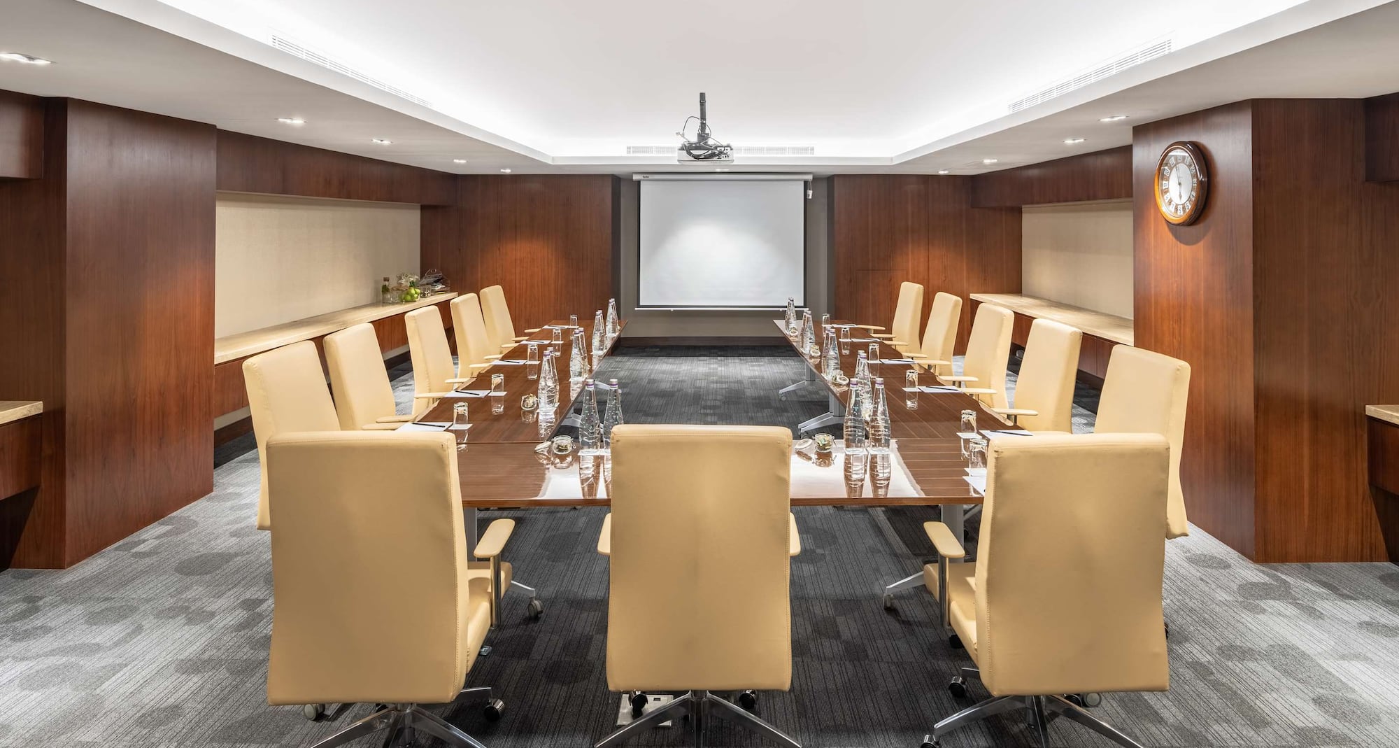 فندق راديسون بلو، جدة السلام - نمط الجلوس على شكل حرف U