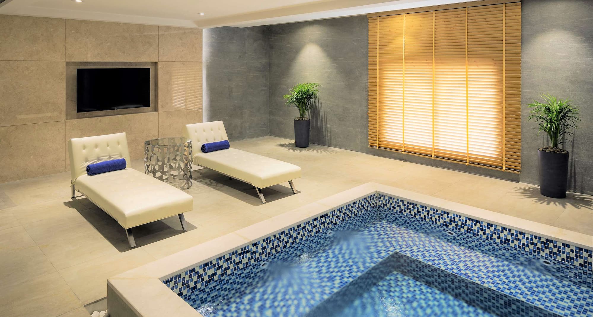 فندق راديسون بلو، جدة السلام - حمام جاكوزي في سبا ومقاعد الاسترخاء