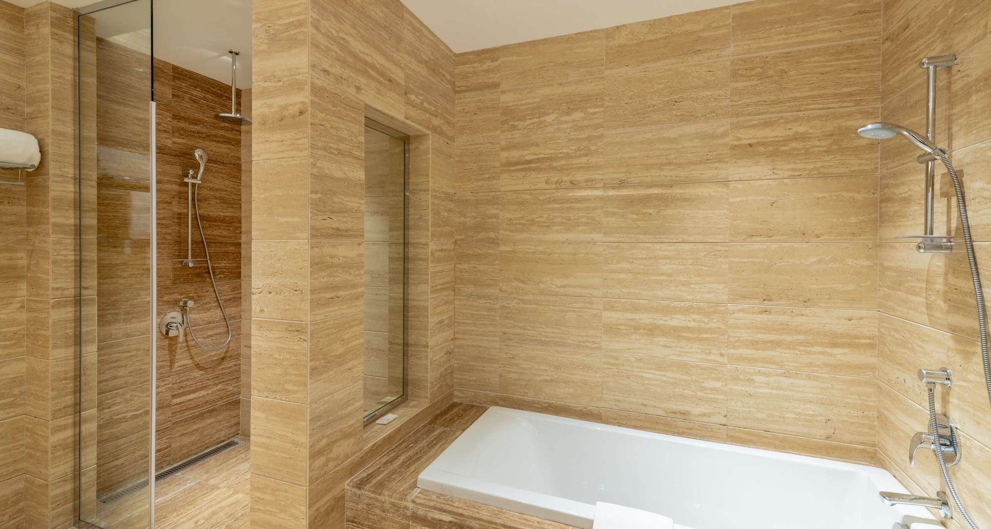 Radisson Blu Hotel, Jeddah Al Salam - One Bedroom Suite - Bathtub and shower