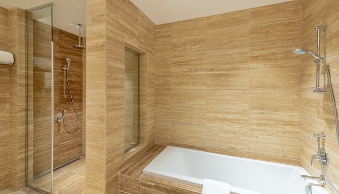 Radisson Blu Hotel, Jeddah Al Salam - One Bedroom Suite - Bathtub and shower