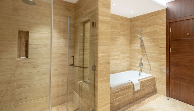 Radisson Blu Hotel, Jeddah Al Salam - One Bedroom Suite - Bathtub & Shower