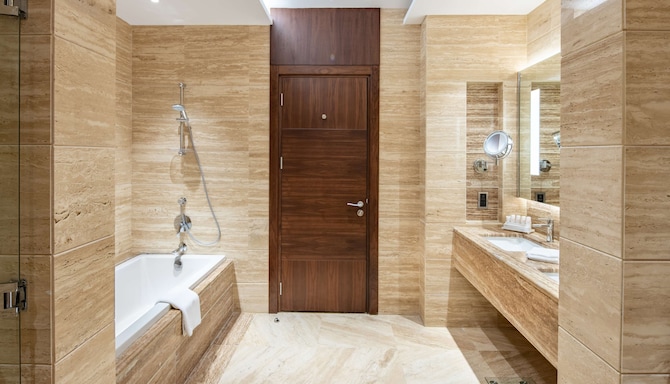 Radisson Blu Hotel, Jeddah Al Salam - Suite bathroom