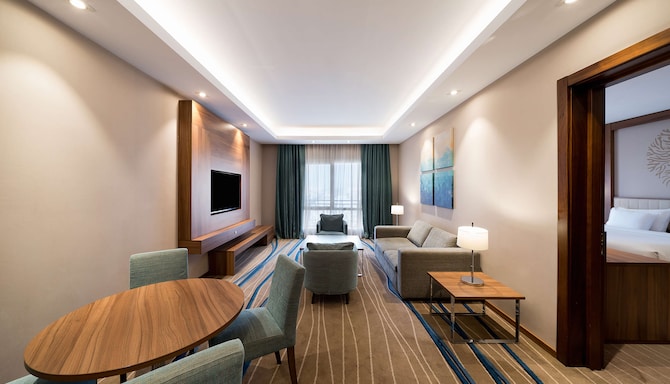 Radisson Blu Hotel, Jeddah Al Salam - Living and Dining Area