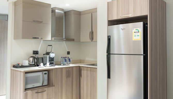 Radisson Blu Hotel, Jeddah Corniche - Guest Room Fridge