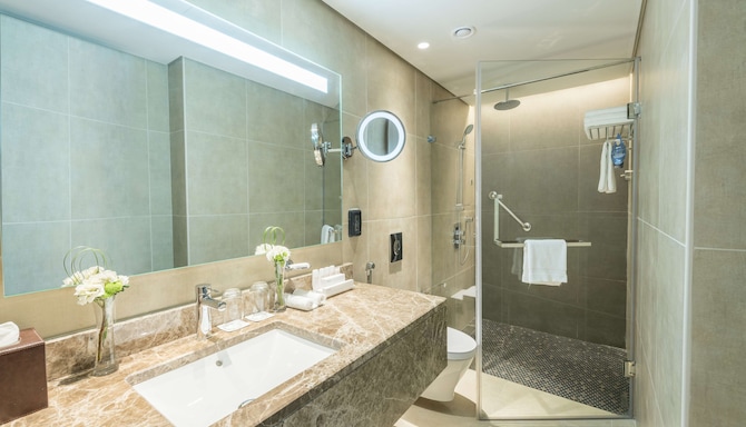 Radisson Blu Hotel, Jeddah Corniche - Bathroom with shaving mirror