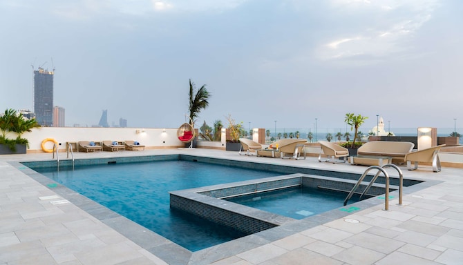 Radisson Blu Hotel, Jeddah Corniche - Outdoor Pool