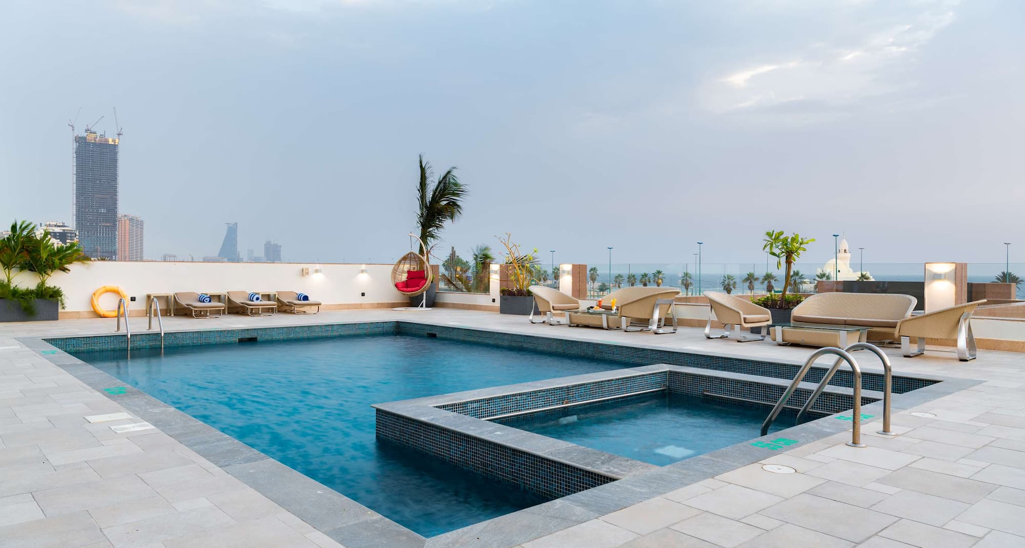 Radisson Blu Hotel, Jeddah Corniche - Outdoor Pool