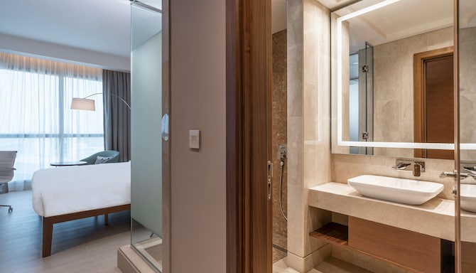 Radisson Blu Hotel, Juba - Superior Room bathroom