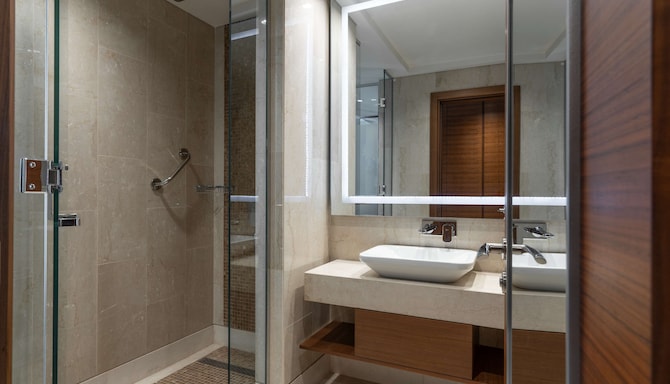 Radisson Blu Hotel, Juba - Superior Room bathroom
