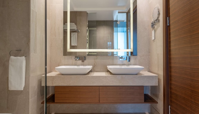 Radisson Blu Hotel, Juba - Executive Suite bathroom