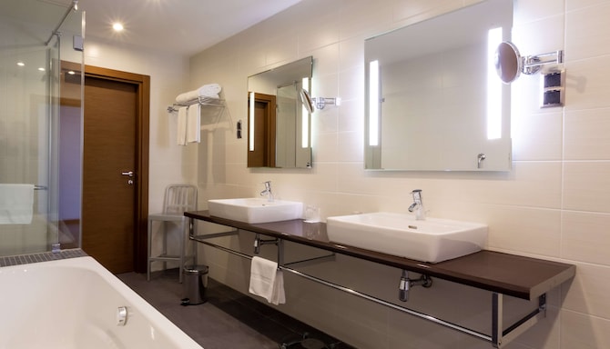 Radisson Blu Hotel, Kaliningrad - Suite bathroom