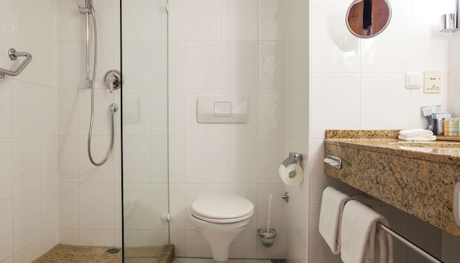 Radisson Blu Hotel, Karlsruhe - Bathroom with shower
