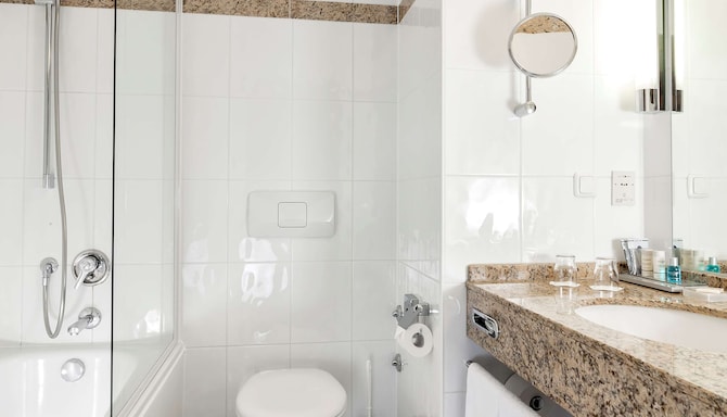 Radisson Blu Hotel, Karlsruhe - Bathroom with bathtub