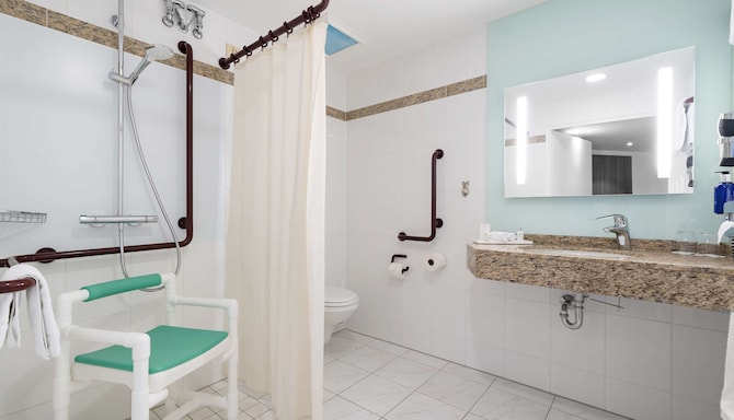 Radisson Blu Hotel, Karlsruhe - Accessible Bathroom