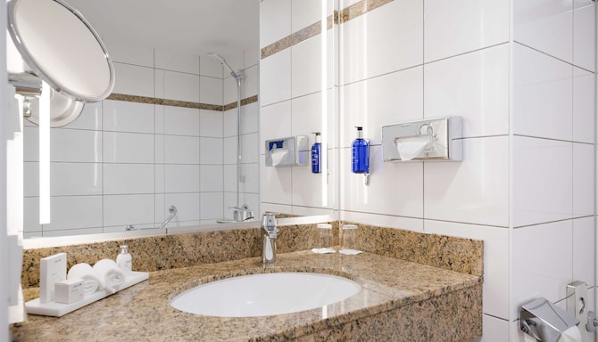 Radisson Blu Hotel, Karlsruhe - Standard bathroom with tub