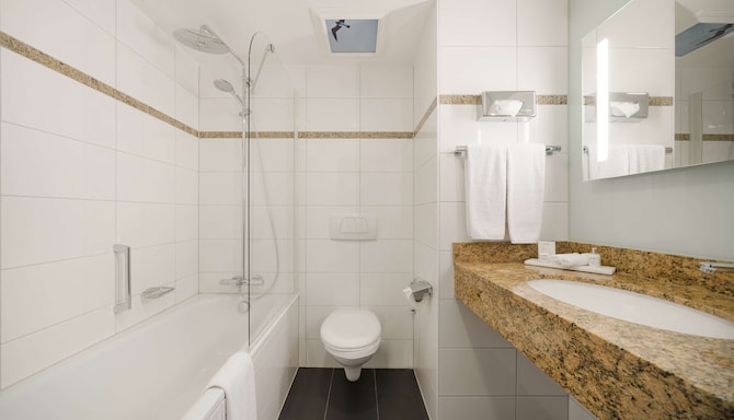 Radisson Blu Hotel, Karlsruhe - Standard bathroom with tub