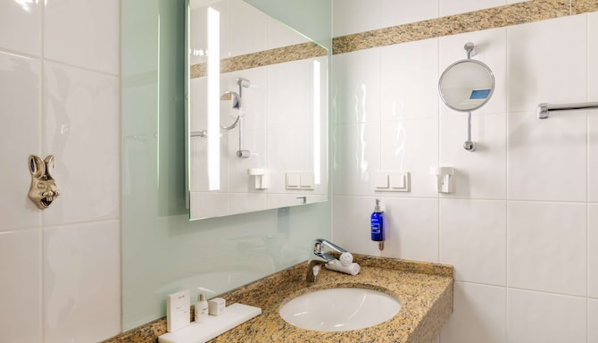 Radisson Blu Hotel, Karlsruhe - Family Room bathroom