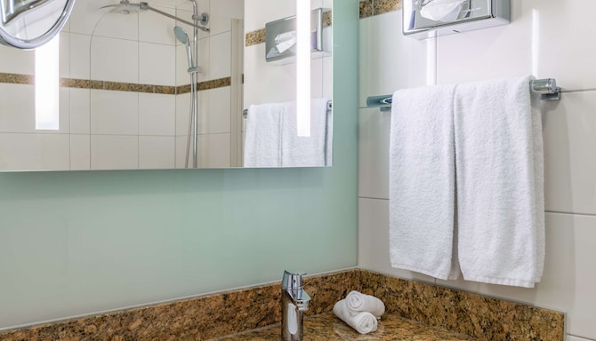 Radisson Blu Hotel, Karlsruhe - Standard Twin Room bathroom